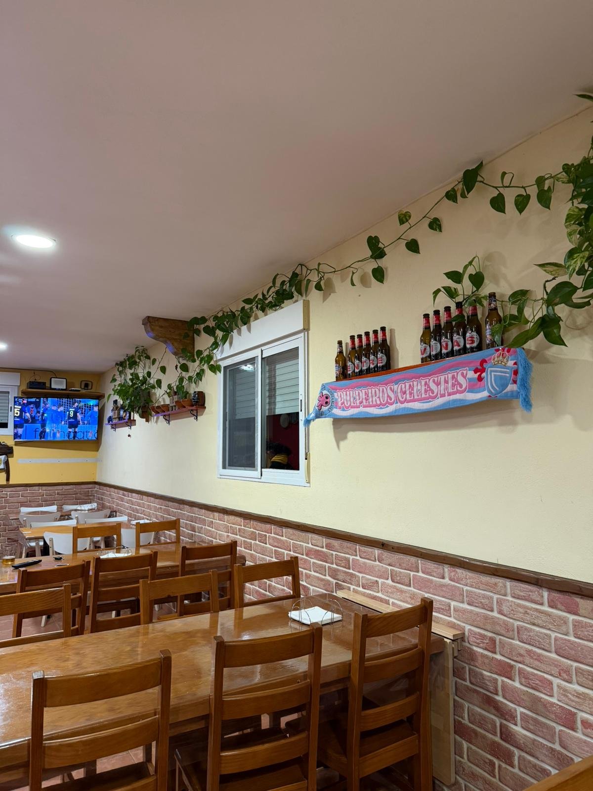 Taberna Entre Viñas envolta en viñedos